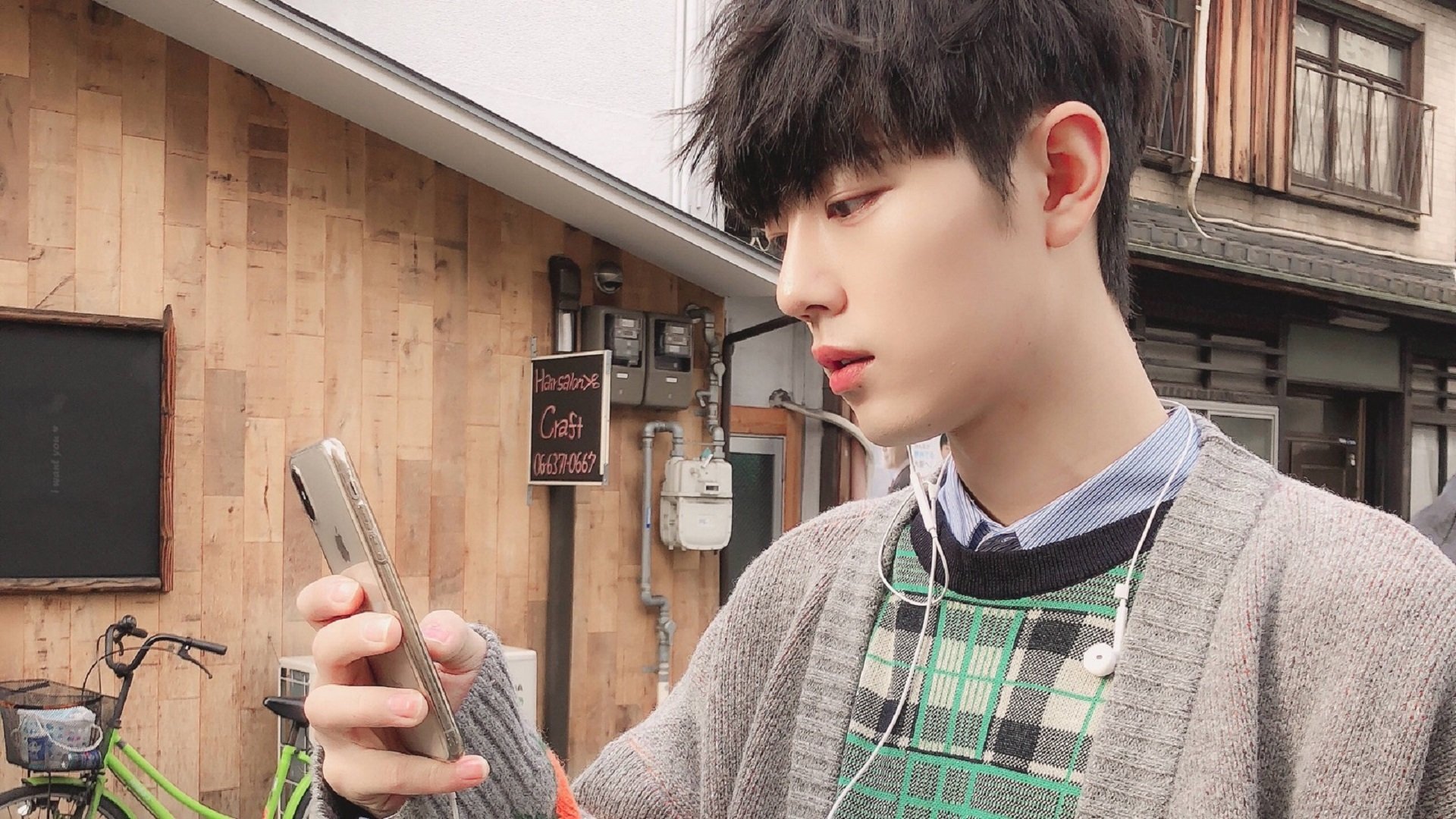 国内足球产业链“人才+设备+场馆”融合发展格局形成，足球产业主要经营内容